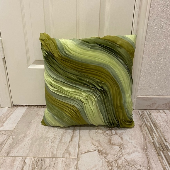 Pair of green wave ruffled pillows - Picture 2 of 9